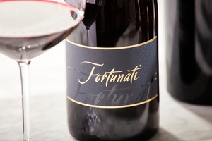 Close-up of Fortunati Syrah bottle